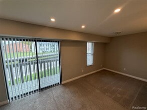 32013 W 12 Mile Rd in Farmington Hills, MI - Building Photo - Building Photo