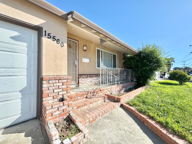 15560 Calgary St in San Leandro, CA - Foto de edificio - Building Photo