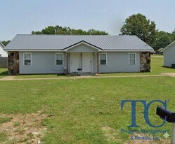 16-18-18 Lennon Cove in Jackson, TN - Building Photo