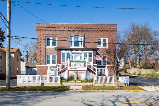 Fox River Hotel in Aurora, IL - Building Photo - Building Photo