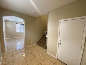 8425 Orly Ave in Las Vegas, NV - Building Photo - Building Photo