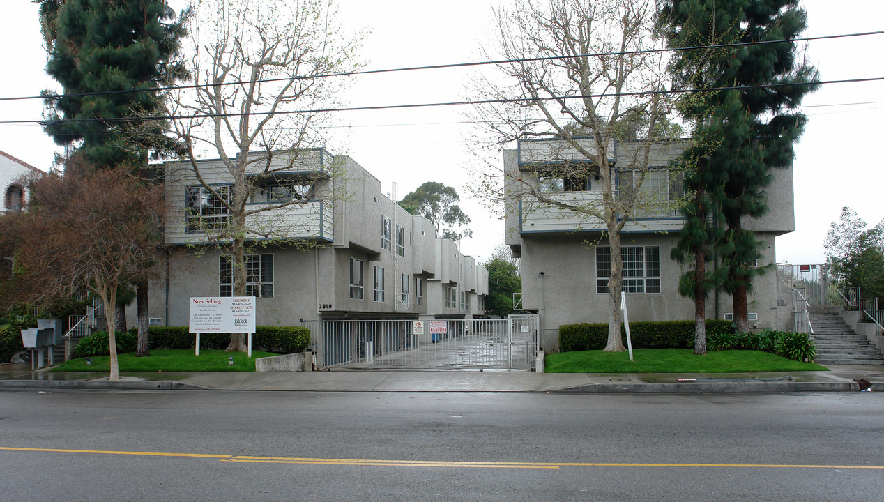 Condominium in Van Nuys, CA - Building Photo