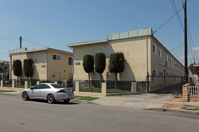 5135 Live Oak St in Cudahy, CA - Foto de edificio - Building Photo