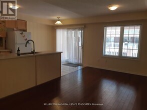 724-724 Neighbourhood Cir in Mississauga, ON - Building Photo - Building Photo