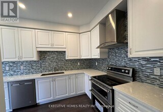 506 Threshing Mill Blvd. in Oakville, ON - Building Photo - Building Photo