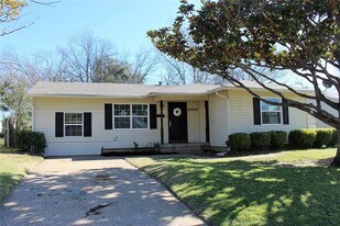 12028 Hoblitzelle Dr in Dallas, TX - Building Photo