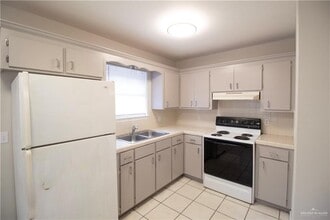 10 Robin Ave in McAllen, TX - Foto de edificio - Building Photo