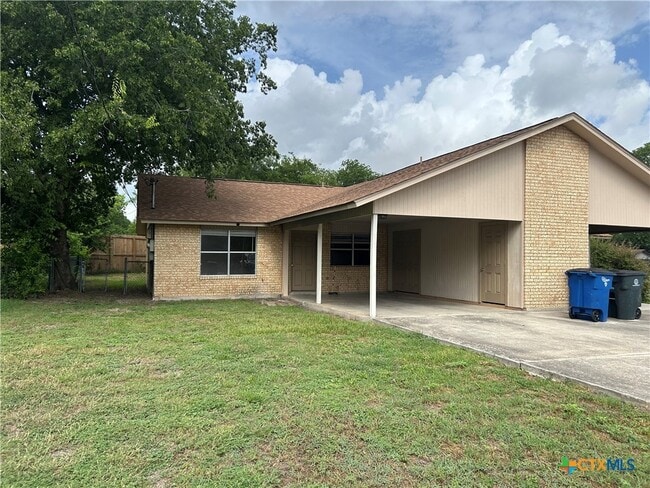 1324 S Mesquite Ave in New Braunfels, TX - Building Photo - Building Photo