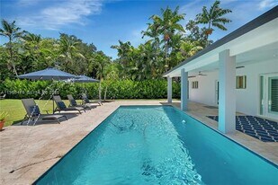 8015 SW 136th St in Miami, FL - Building Photo