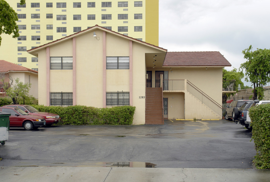 1285 W 44th Pl in Hialeah, FL - Building Photo