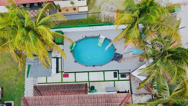 16950 SW 93rd Ave in Palmetto Bay, FL - Foto de edificio - Building Photo