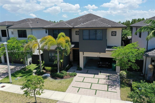 8752 NW 157th Terrace in Miami Lakes, FL - Foto de edificio - Building Photo