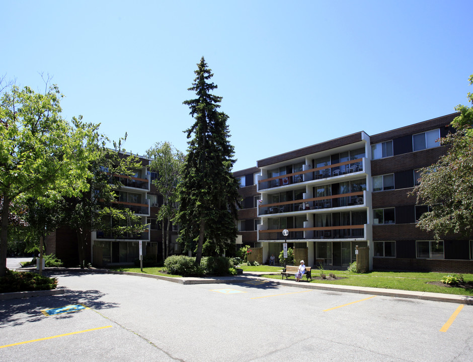 10 Sunrise Ave in Toronto, ON - Building Photo