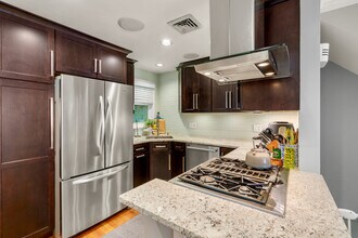 137 Bolton St in Boston, MA - Building Photo - Building Photo
