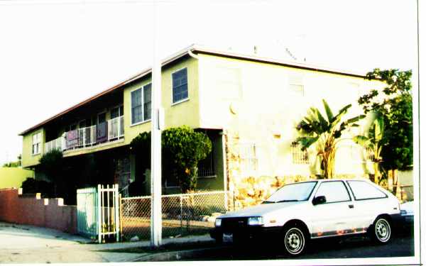 11151 Raymond Ave in Los Angeles, CA - Building Photo