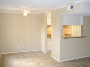 8277 Kingsbrook Rd in Houston, TX - Building Photo - Building Photo