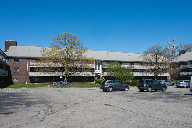 Brookside Condominiums in Framingham, MA - Foto de edificio - Building Photo