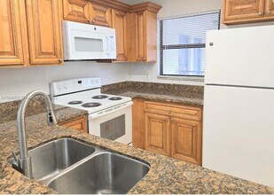 1465 Lake Crystal Dr in West Palm Beach, FL - Building Photo - Building Photo