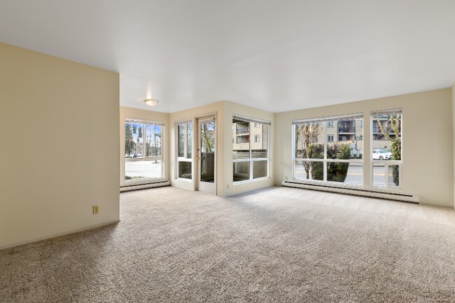 12520 Roosevelt Way NE in Seattle, WA - Foto de edificio - Building Photo