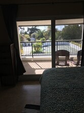56 Barranca Ave, Unit 8 in Santa Barbara, CA - Foto de edificio - Building Photo