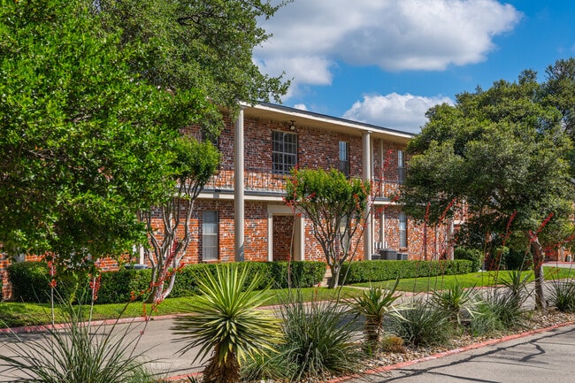 The Estates at Ridglea Hills