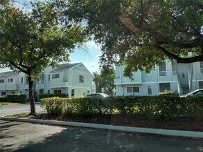 3477 NW 44th St, Unit 106 in Lauderdale Lakes, FL - Building Photo - Building Photo