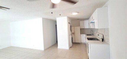 5814 NW 21st St in Lauderhill, FL - Foto de edificio - Building Photo