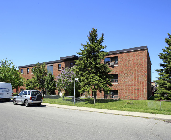 650 Dawes Rd in Toronto, ON - Building Photo - Primary Photo