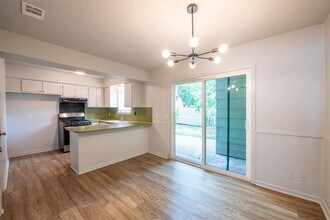 5900 Glen Meadow Dr in Austin, TX - Building Photo - Building Photo