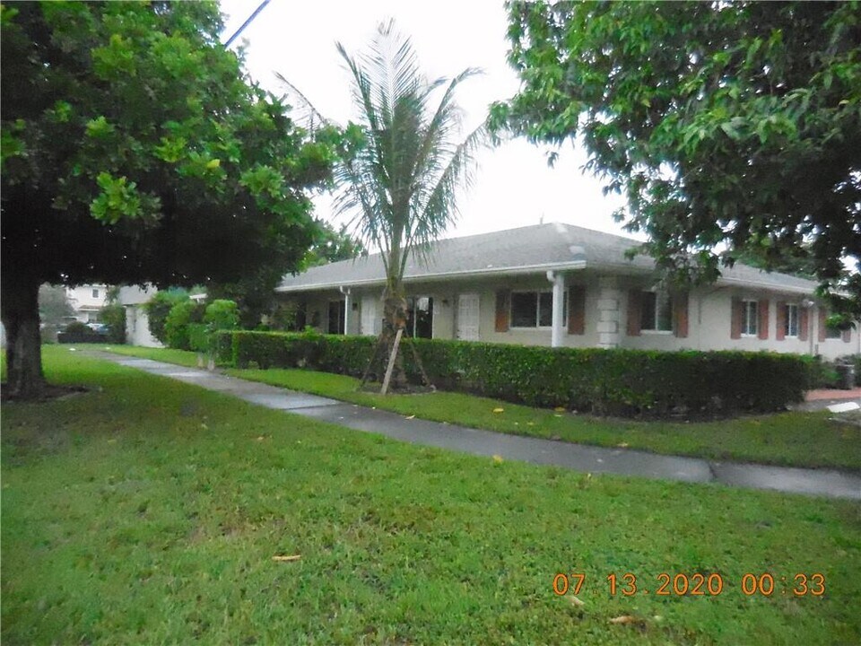 560 SE 23rd Ave-Unit -1 in Pompano Beach, FL - Building Photo