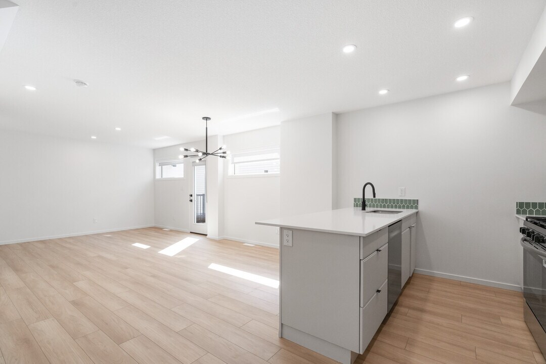 11440-11487 87 St NW in Edmonton, AB - Building Photo