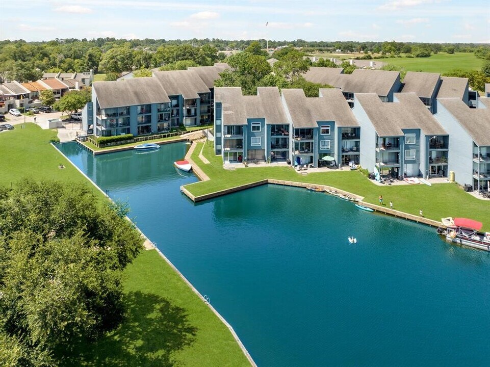 12500 Melville Dr in Montgomery, TX - Building Photo