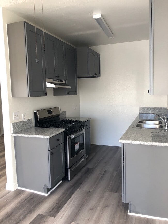 1344 Serrano N Ave, Unit 215 in Los Angeles, CA - Building Photo - Building Photo