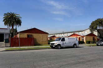 Cedar Ave. Apartments in Long Beach, CA - Building Photo - Building Photo