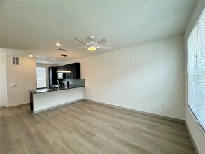 91 Jensen Dr in Houston, TX - Building Photo - Building Photo