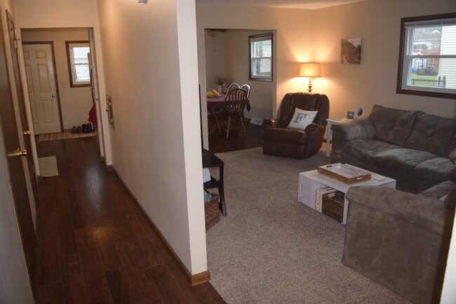 322 N Moreland Blvd in Waukesha, WI - Foto de edificio - Building Photo