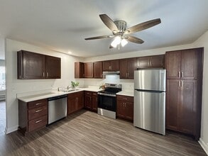 Sundale Townhomes in Sun Prairie, WI - Foto de edificio - Building Photo