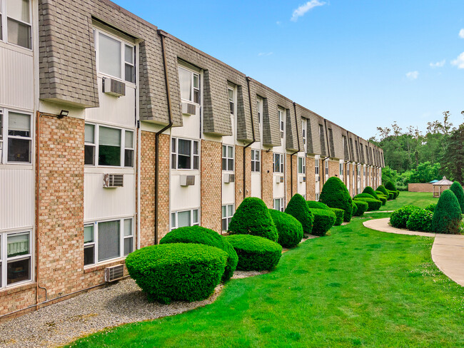 Landings on the Trail Apartment Homes in Riverside, RI - Building Photo - Building Photo