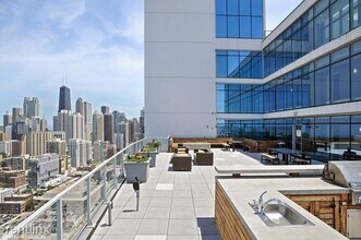 303 W Ohio St, Unit 3003 in Chicago, IL - Building Photo - Building Photo