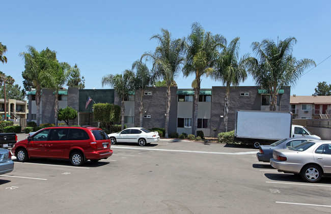 Estes Palms Apartments in El Cajon, CA - Foto de edificio - Building Photo