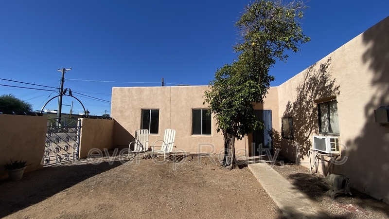 2601 N Forgeus Ave in Tucson, AZ - Building Photo