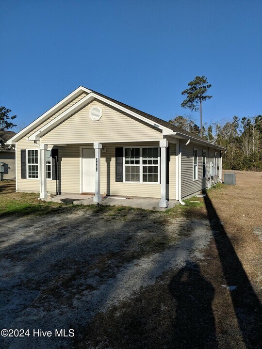 2683 Country Club Dr in Hampstead, NC - Foto de edificio