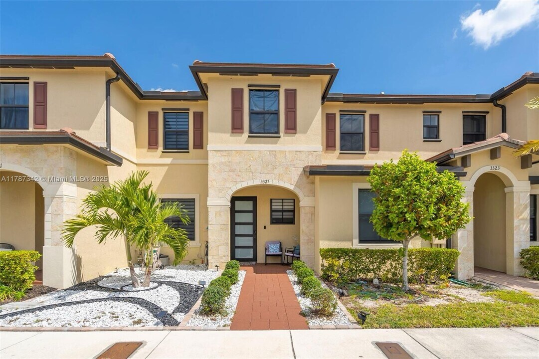 3327 W 106th Ter in Hialeah, FL - Building Photo