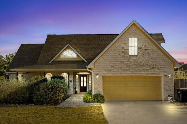 11 Elmwood Cir in Wimberley, TX - Foto de edificio - Building Photo