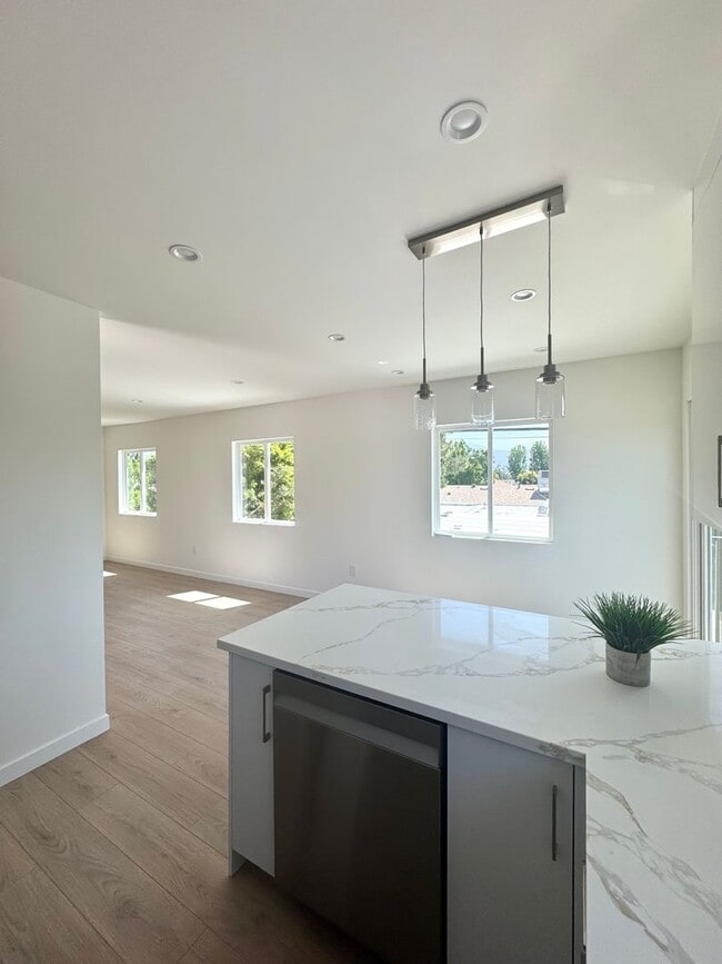 2102 N Pass Ave in Burbank, CA - Building Photo - Building Photo