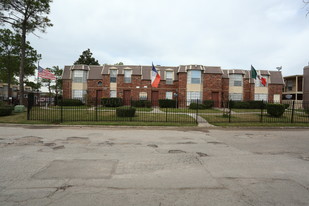 Laguna Azul Apartments in Baytown, TX - Building Photo