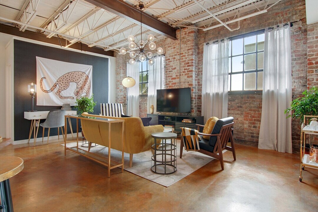 828 St Charles Ave in New Orleans, LA - Building Photo