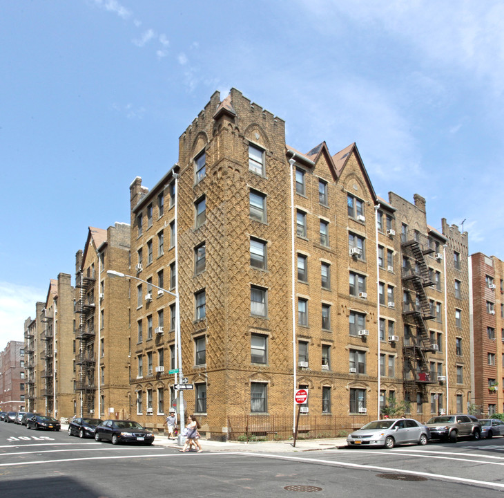 501 Brightwater Ct in Brooklyn, NY - Building Photo