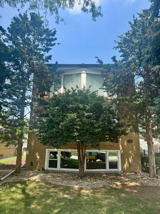 10324 Canterbury St in Westchester, IL - Building Photo