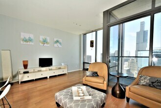 65 E Monroe St, Unit 4503 in Chicago, IL - Foto de edificio - Building Photo